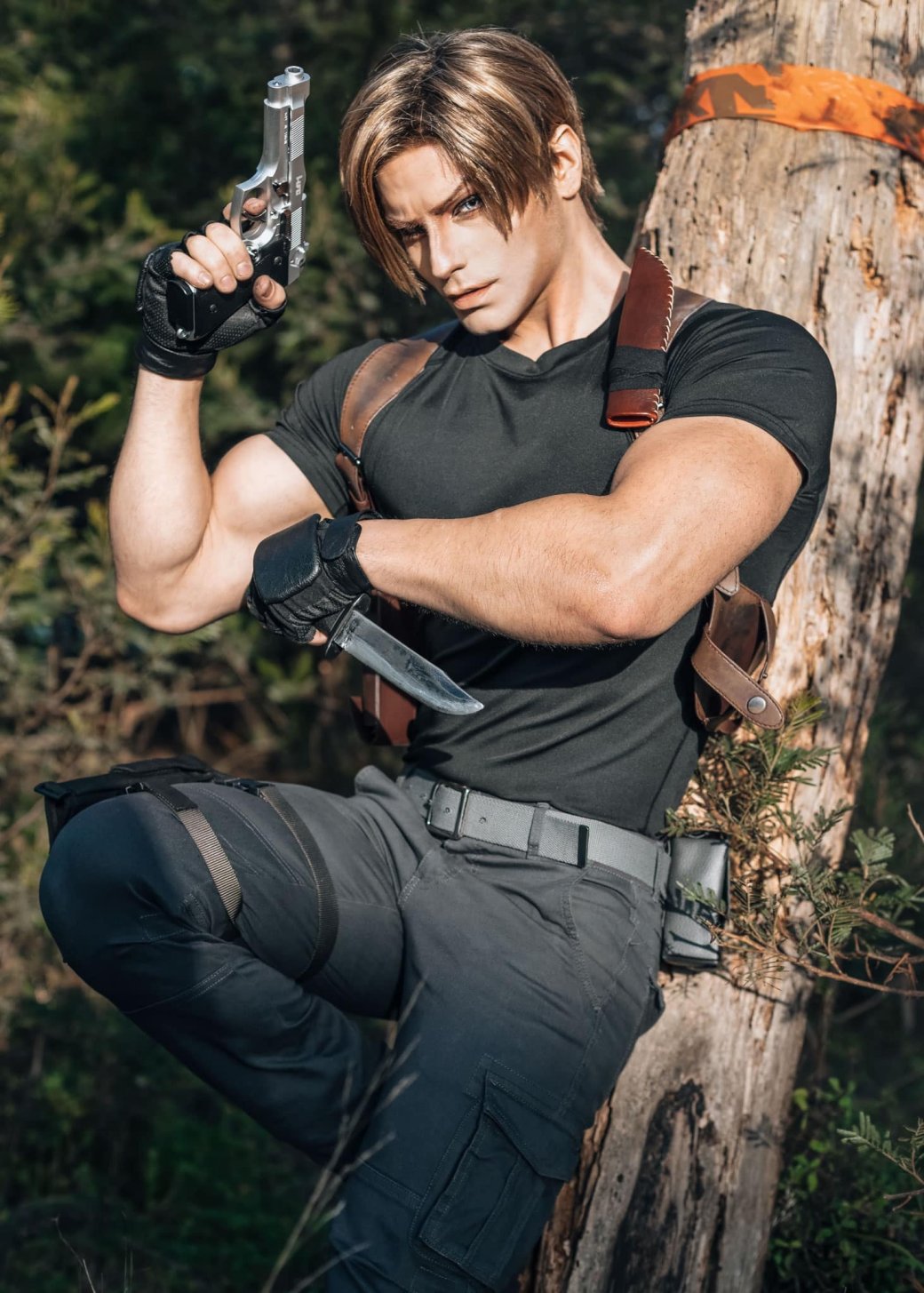 Галерея Подкачанный косплеер предстал в образе Леона из ремейка Resident Evil 4 - 2 фото