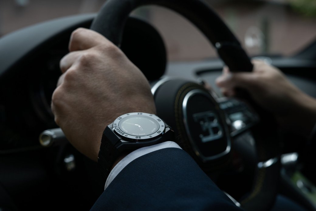 Галерея Bugatti выпустил «умные» часы в дизайне своих автомобилей по цене выше $1000 - 3 фото