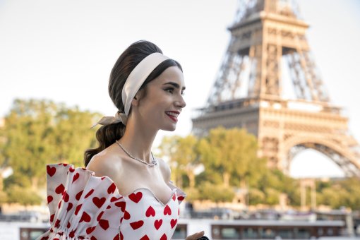 Netflix отложил съёмки 4 сезона «Эмили в Париже» из-за протеста сценаристов США