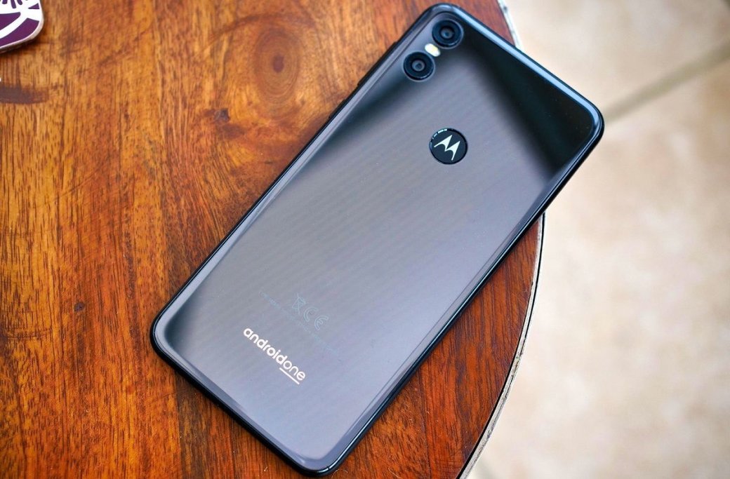 Motorola One Vision на первых рендерах: «дыра» в экране, «чистый» Android и камера на 48 Мп — фото 1