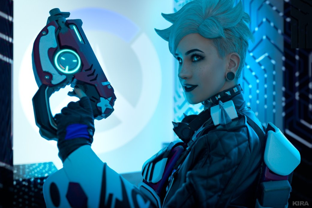 Взгляните на двойной косплей Трейсер из Overwatch — они словно прибыли из киберпанк-будущего — фото 1