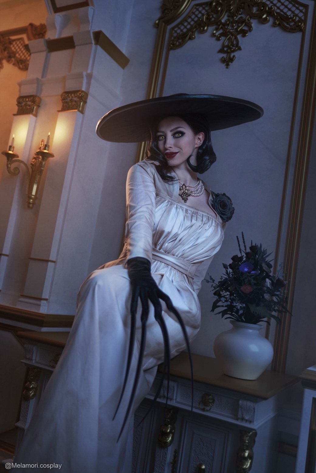 Галерея Модель снялась в роли привлекательной леди Димитреску из Resident Evil Village - 4 фото