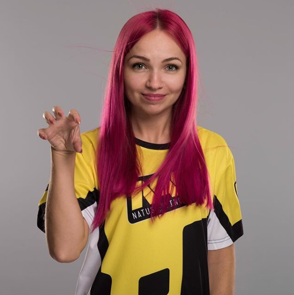 Розовый цвет ей идет!? Бессменная ведущая Natus Vincere — фото 4