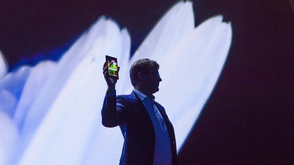 Из планшета в телефон: Samsung представила смартфон со складывающимся дисплеем — фото 1