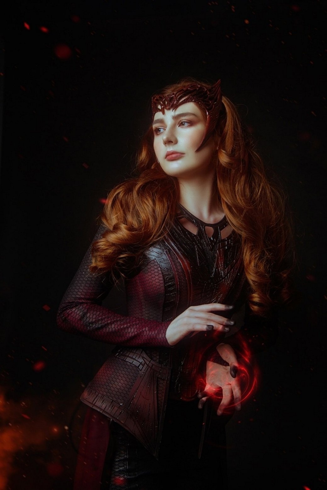 Галерея Модель сделала изящный косплей Алой Ведьмы из сиквела «Доктора Стрэнджа» - 7 фото