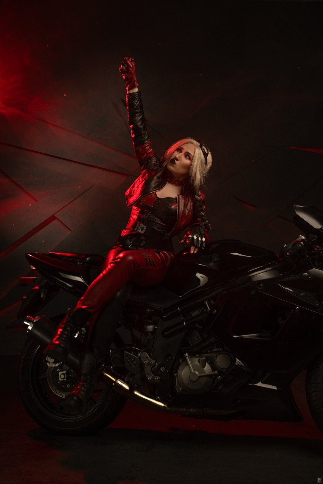 Галерея Модель перевоплотилась в Харли Квинн из фильма «Отряд самоубийц: Миссия навылет» - 6 фото