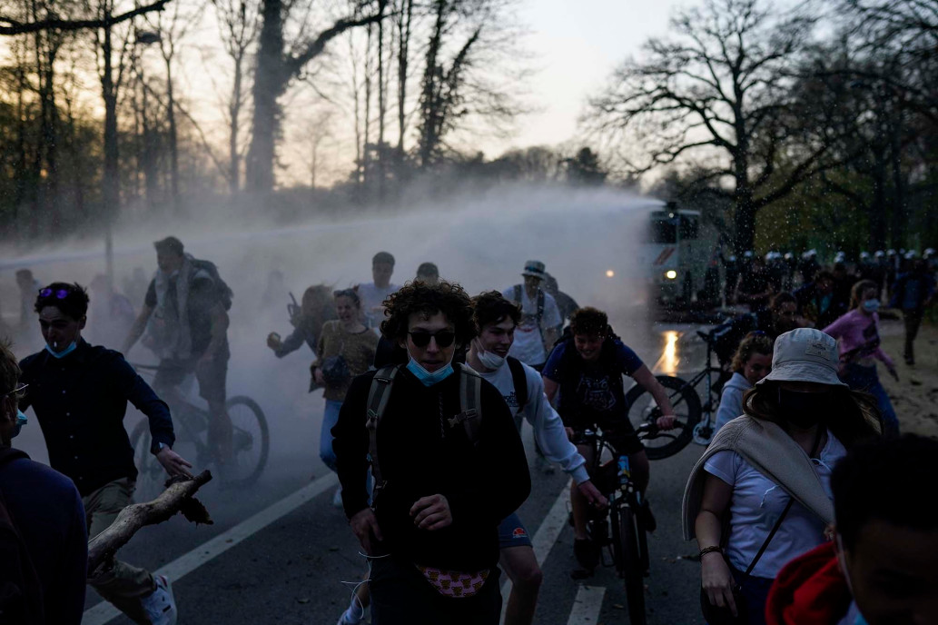 Галерея На фейковый концерт Daft Punk в Бельгии пришло 5 тысяч человек. Их  пришлось разгонять полиции - 3 фото