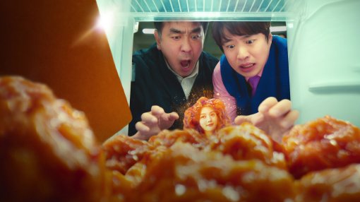 Netflix выложил тизер комедии «Жареная курица» о превращении девушки в наггетс