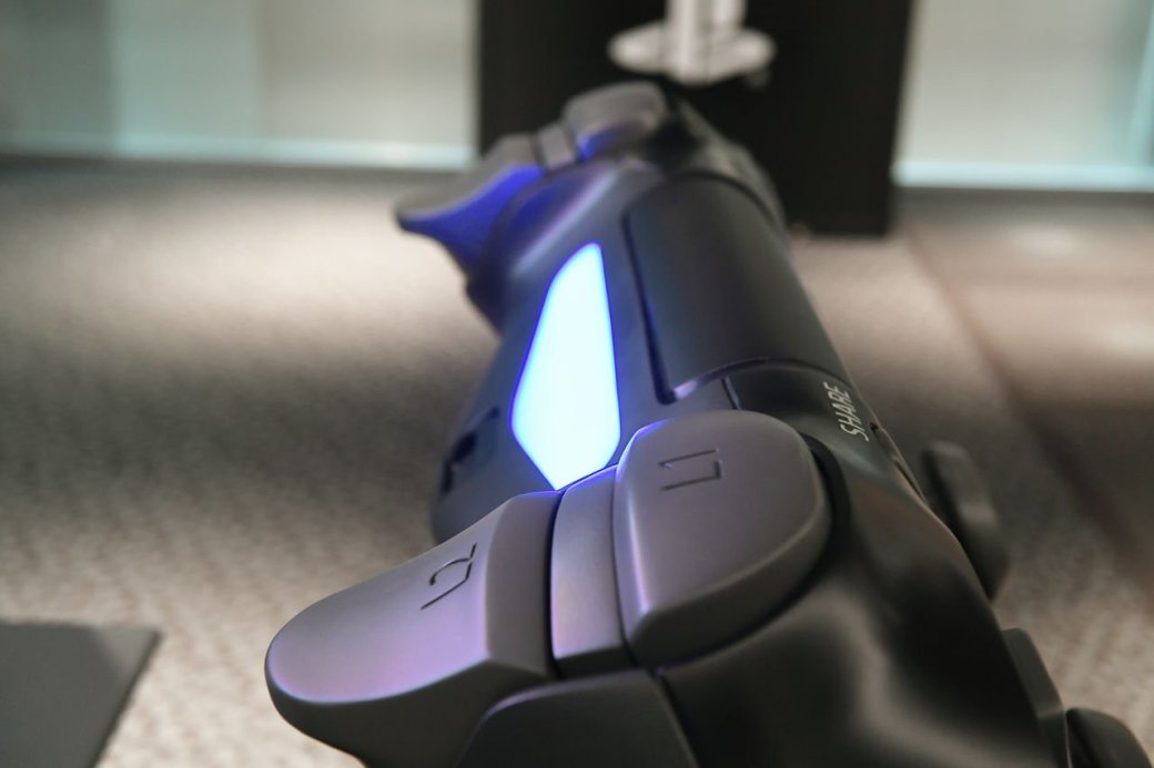 Размерчик что надо! Самый большой контроллер PlayStation 4 в мире — фото 3