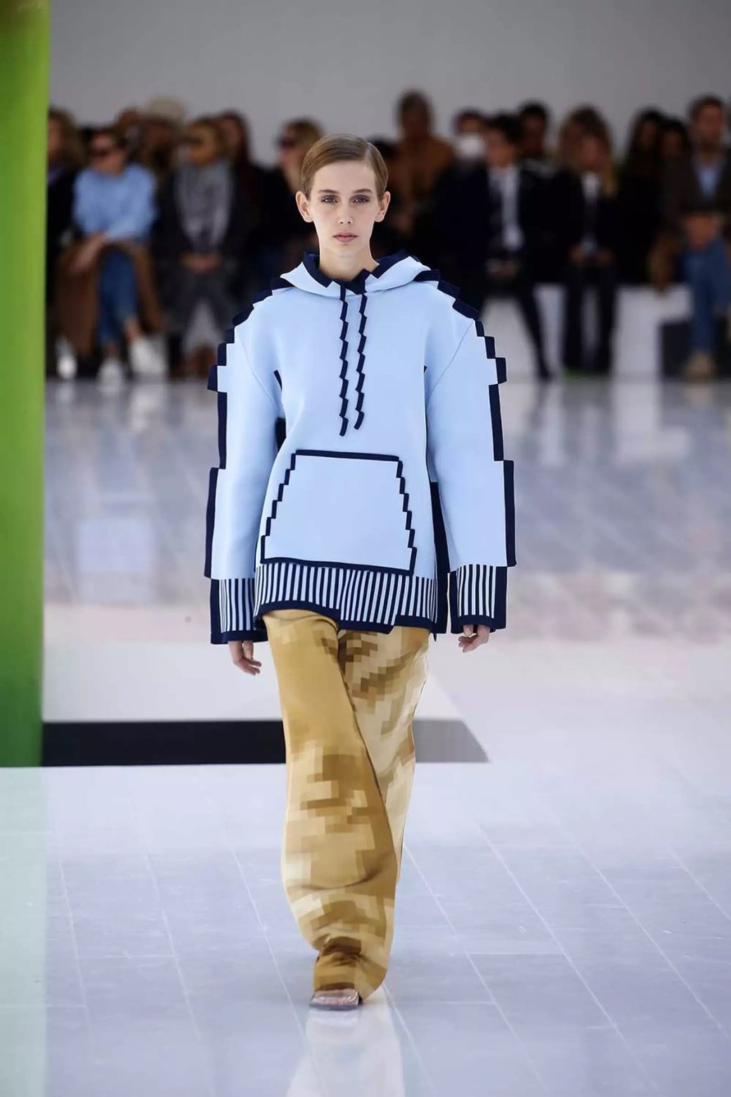 Бренд Loewe представил необычную коллекцию одежды в стиле Minecraft — фото 1