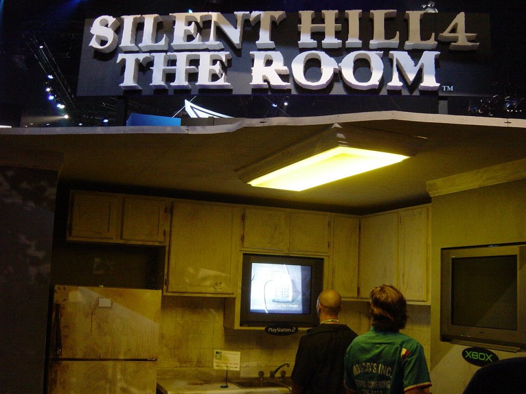 А для анонса Silent Hill 4: The Room в 2004 году Konami отстроили вот такой офигенный стенд, дублирующий ту самую зловещую комнату из четвертой части игры.