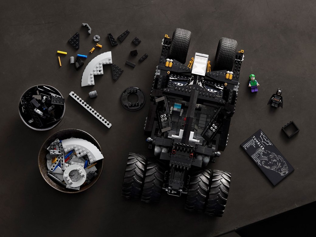 LEGO представил бэтмобиль «Тумблер» с фигурками Бэтмена и Джокера — фото 1