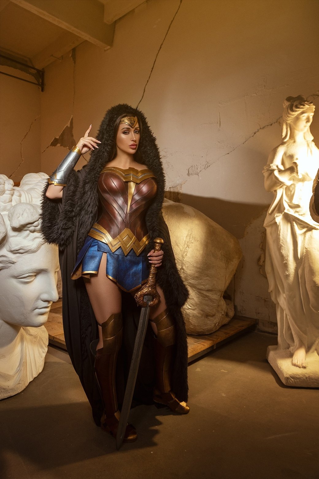 Модель предстала в сексуальном и горячем образе Чудо-женщины из DC Comics — изображение 2