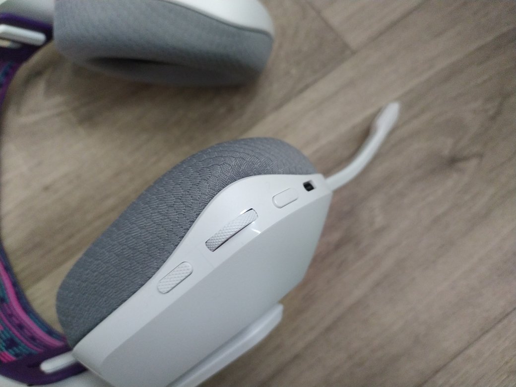 Обзор гарнитуры Logitech G733: яркий футуристичный дизайн и мощный звук в играх — фото 6