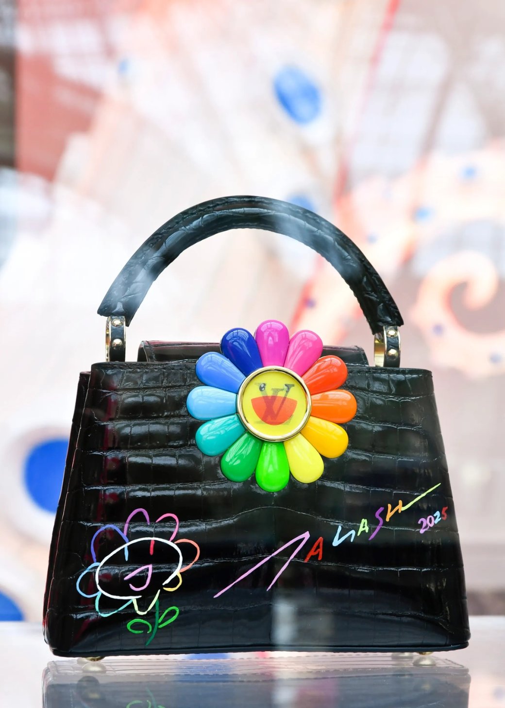 Louis Vuitton и Такаши Мураками представили новую коллекцию сумок Artycapucines на Art Basel — изображение 1