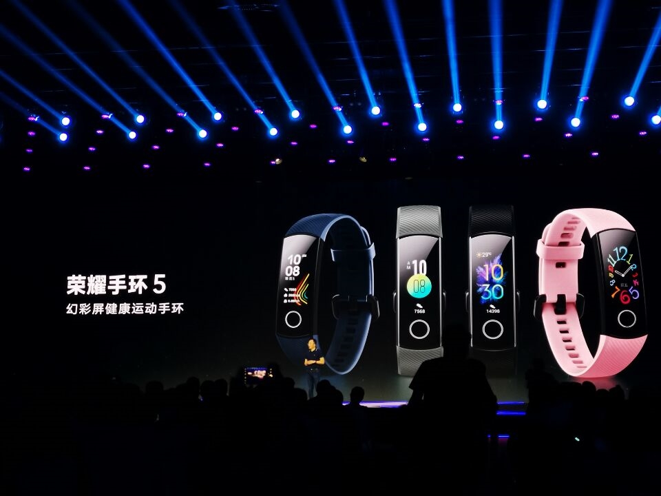 Галерея Фитнес-трекер Honor Band 5 — достойный конкурент Xiaomi Mi Band 4 с NFC и ценой 2000 рублей - 2 фото