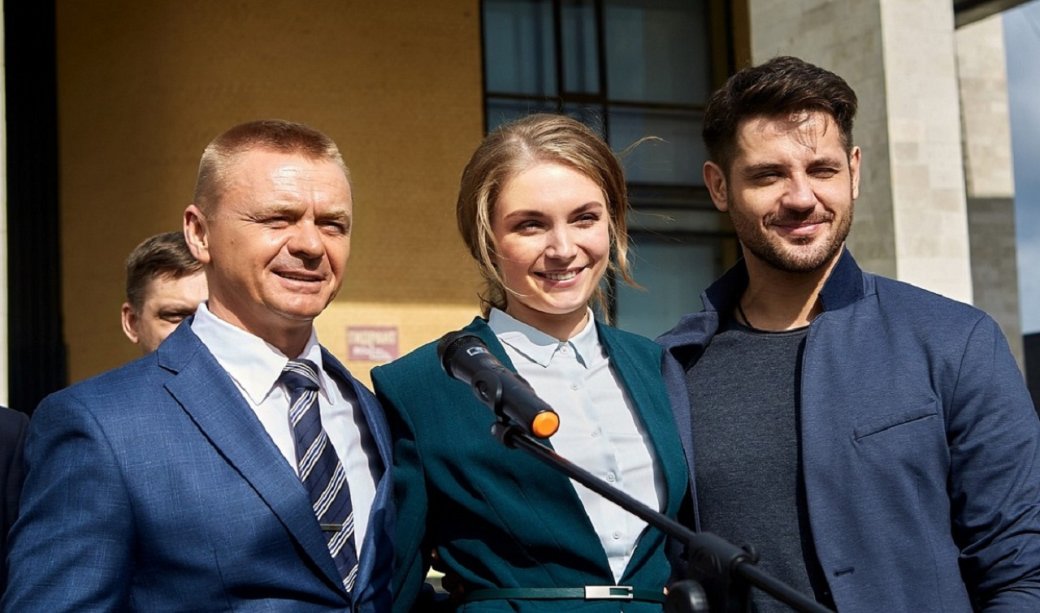 Первый взгляд на сериал «Корни». Низкопробная комедия, которую не спасает Антон Лапенко — фото 1