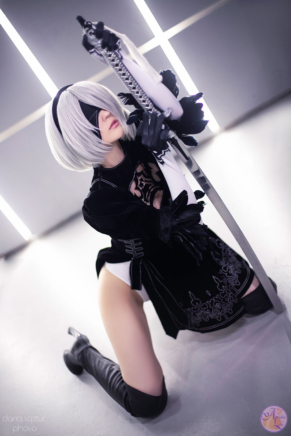 Россиянка показала косплей на 2В из NieR: Automata в коротком платье с декольте — изображение 2