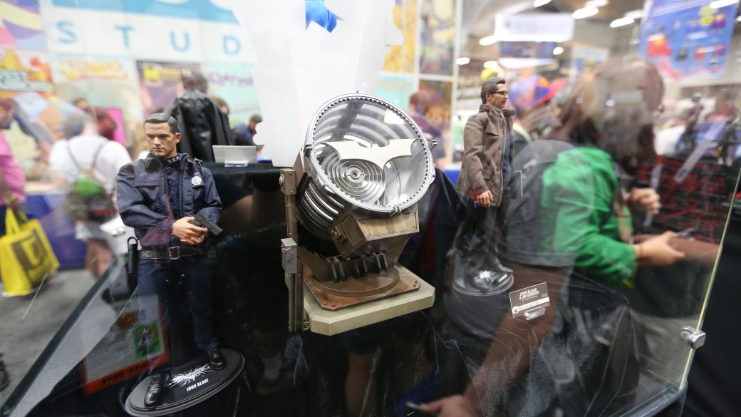 Костюмы, гаджеты и фигурки Бэтмена на Comic-Con 2015 — фото 32