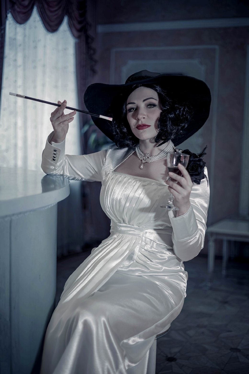 Галерея Модель показала мрачный косплей на леди Димитреску из игры Resident Evil: Village - 5 фото