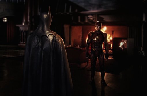 Бэтмен Майкла Китона и полный костюм Супергёрл: вышли новые фото со съёмок «Флэша»