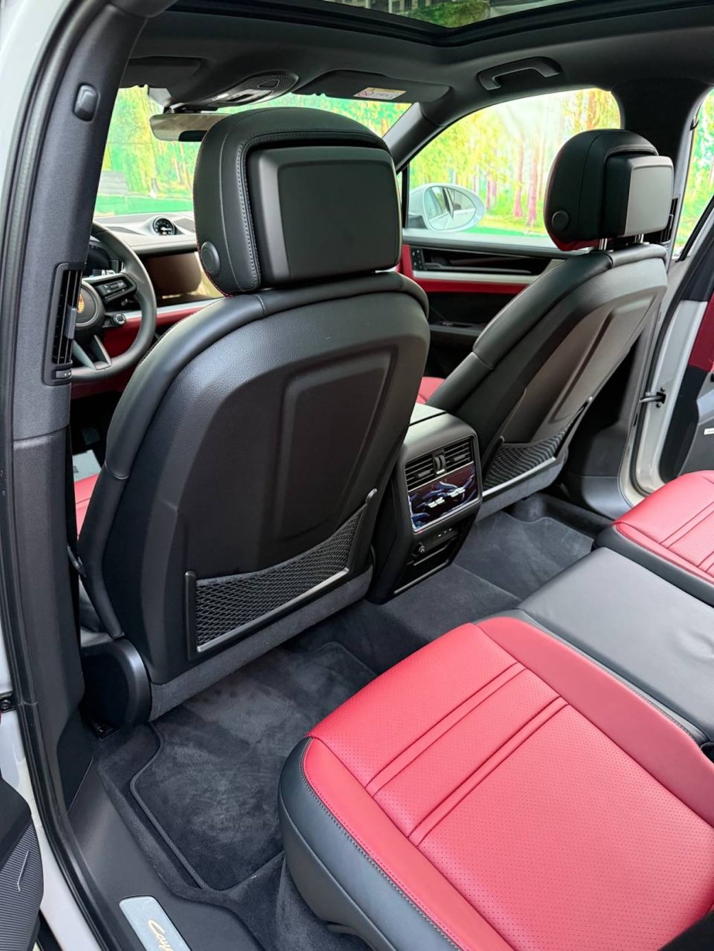 Игрок «Perfecto» исполнил мечту своей невесты и подарил ей новый Porsche Cayenne — изображение 4