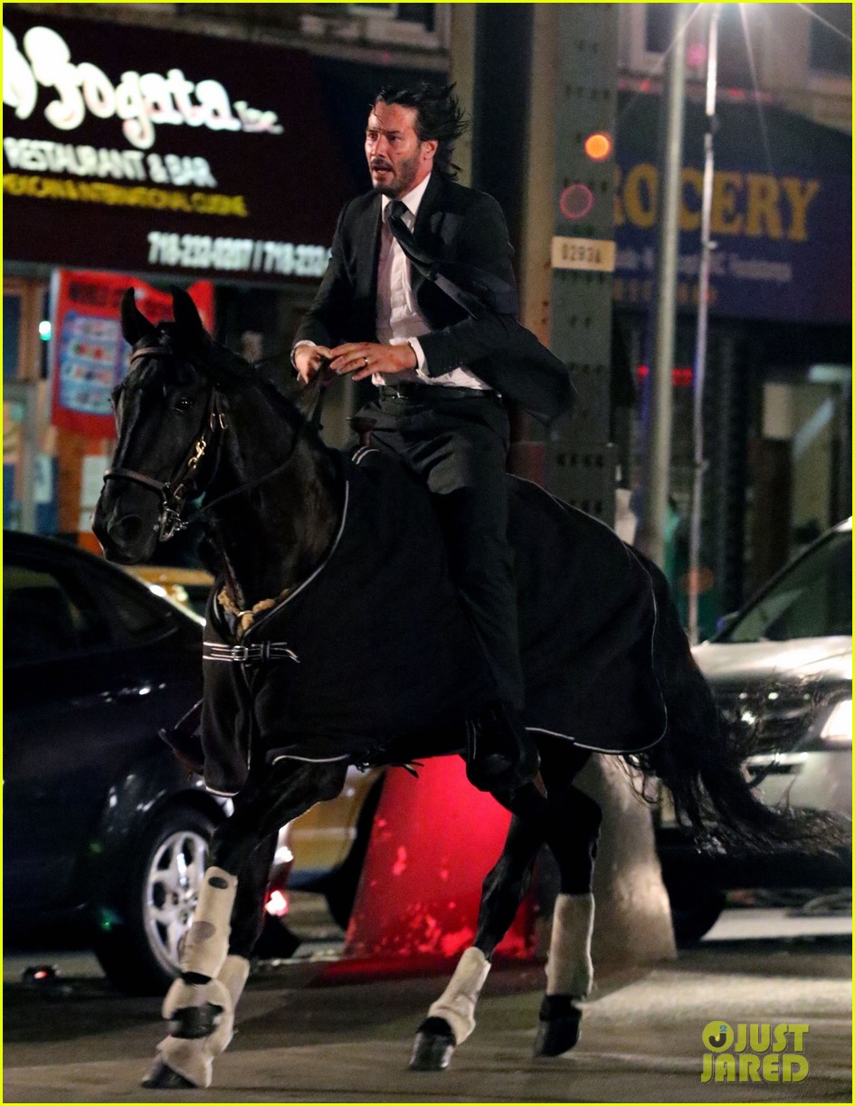 Галерея Киану Ривз верхом на коне на новых фото со съемок фильма «Джон Уик 3» - 9 фото