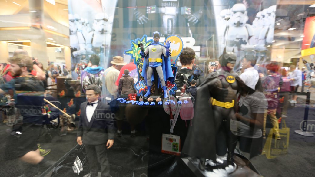 Костюмы, гаджеты и фигурки Бэтмена на Comic-Con 2015 — фото 31