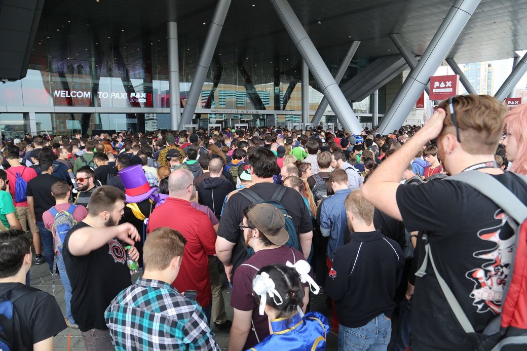Очереди на проход через металлодетекторы PAX EAST