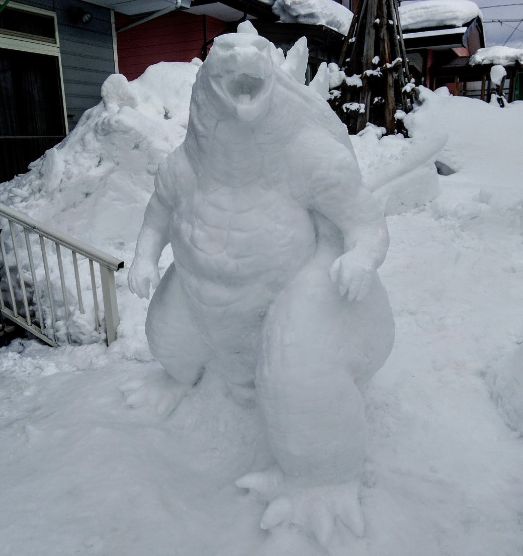 Галерея Японский художник делает скульптуры из снега. Есть Годзилла и R2-D2 - 2 фото