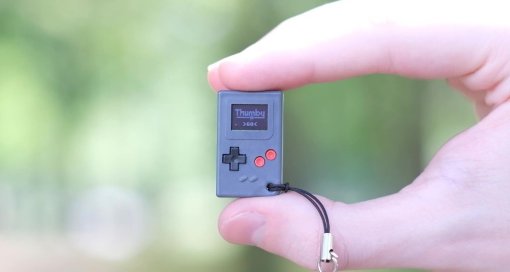 Представлена миниатюрная игровая консоль Thumby по цене 1400 рублей
