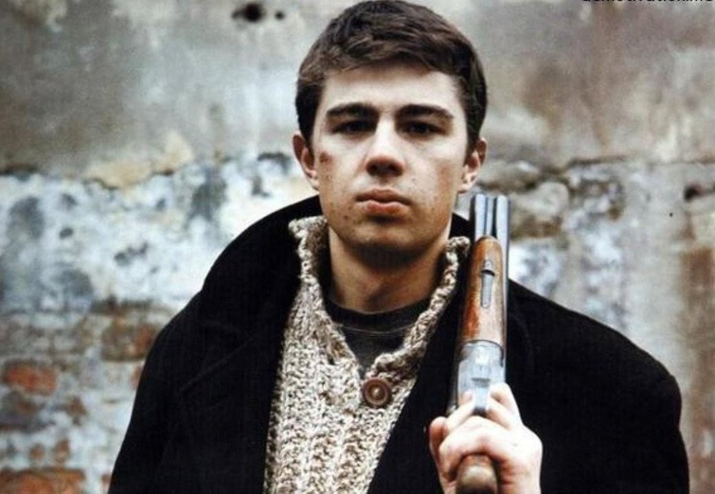 Эта картинка с Данилой висела в комнатах многих мальчишек 90-х в виде постера