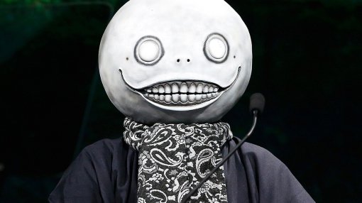Автор Nier Йоко Таро выступил на Anime Expo 2023 в маске лепрекона