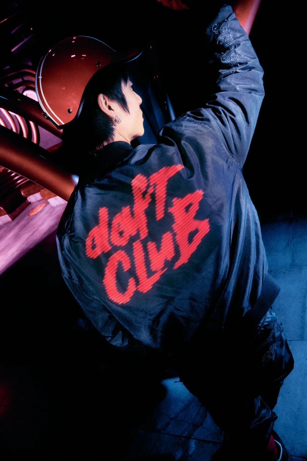 Галерея Pleasures представил коллаборацию с Daft Punk: одежда, аксессуары и культовые отсылки - 4 фото