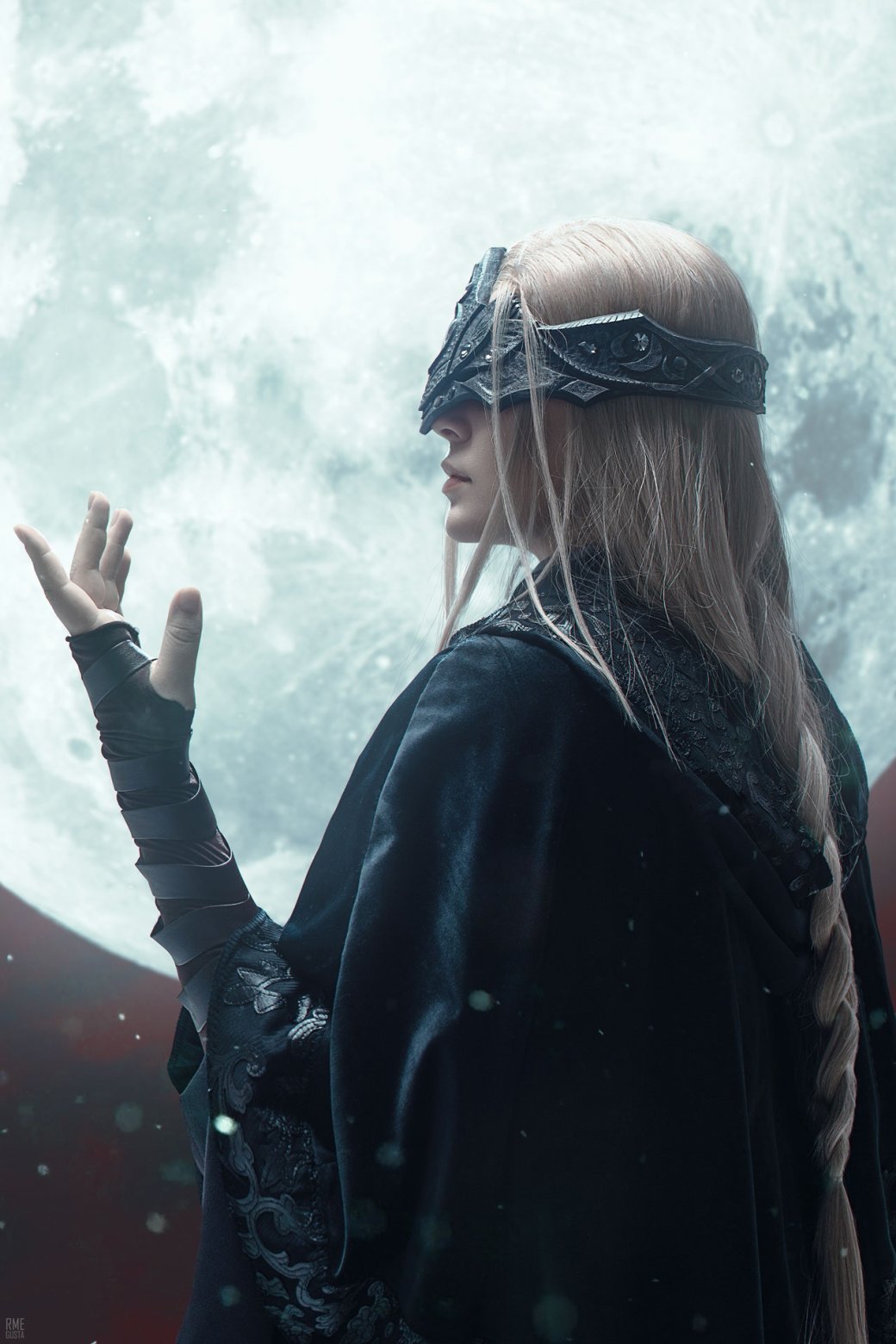 Косплеерша предстала в образе загадочной Хранительницы огня из Dark Souls 3 — изображение 2