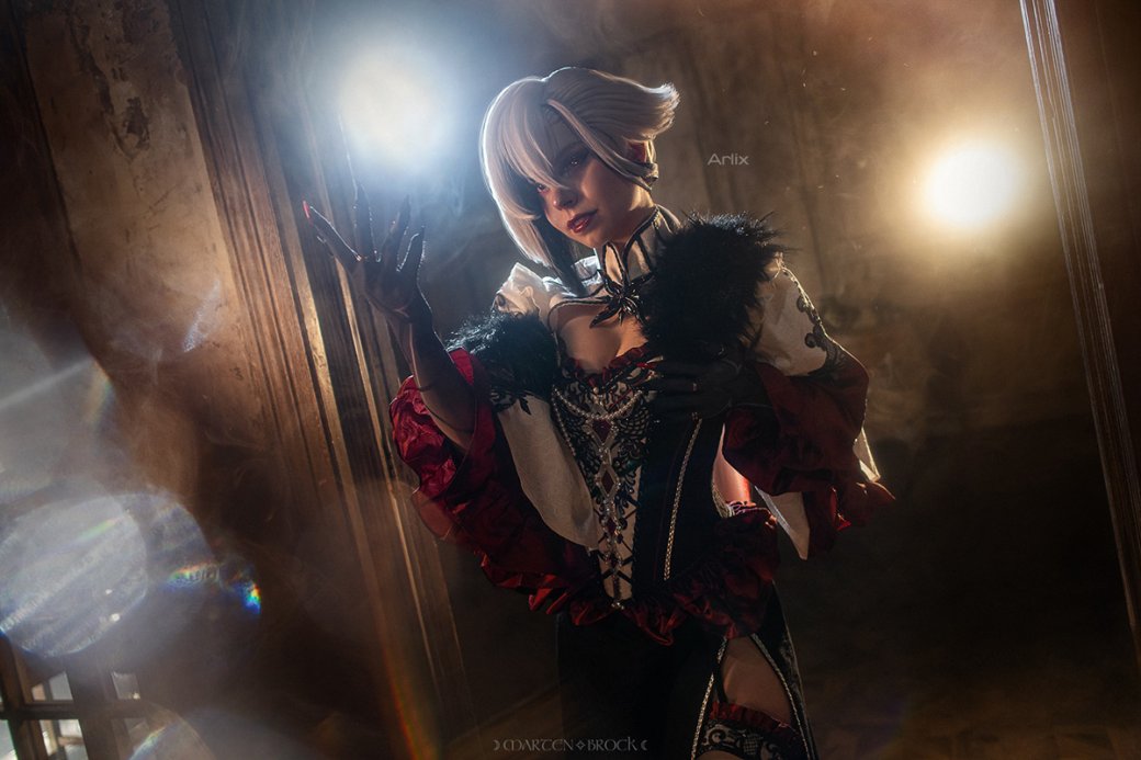 Галерея Модель предстала в образе таинственной Арлекино из Genshin Impact - 3 фото