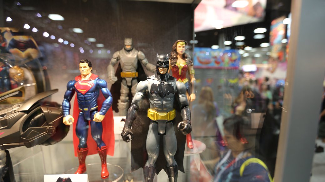 Костюмы, гаджеты и фигурки Бэтмена на Comic-Con 2015 — фото 24