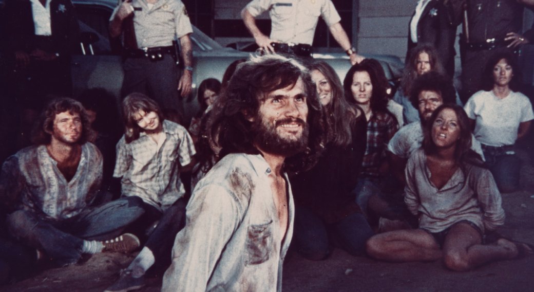 Cтив Рэйлсбэк в роли Мэнсона в телефильме Helter Skelter (1976).