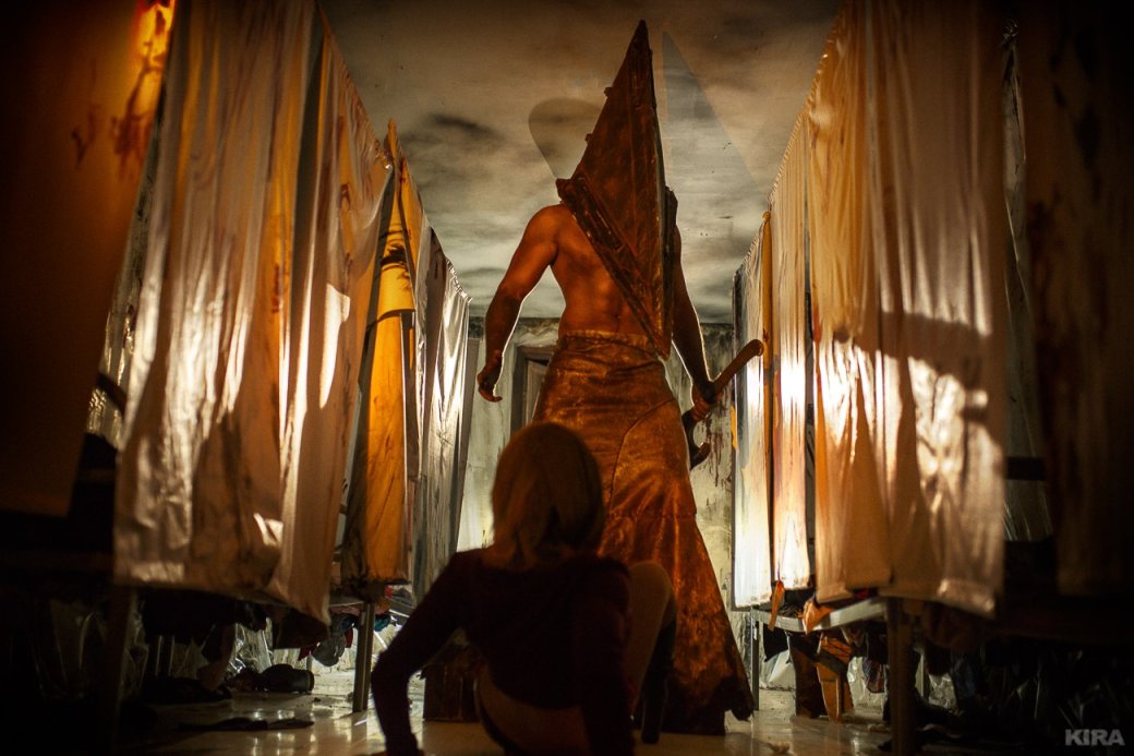 Галерея Пирамидоголовый пронзает ножом Марию в ужасающем косплее по Silent Hill 2 - 1 фото