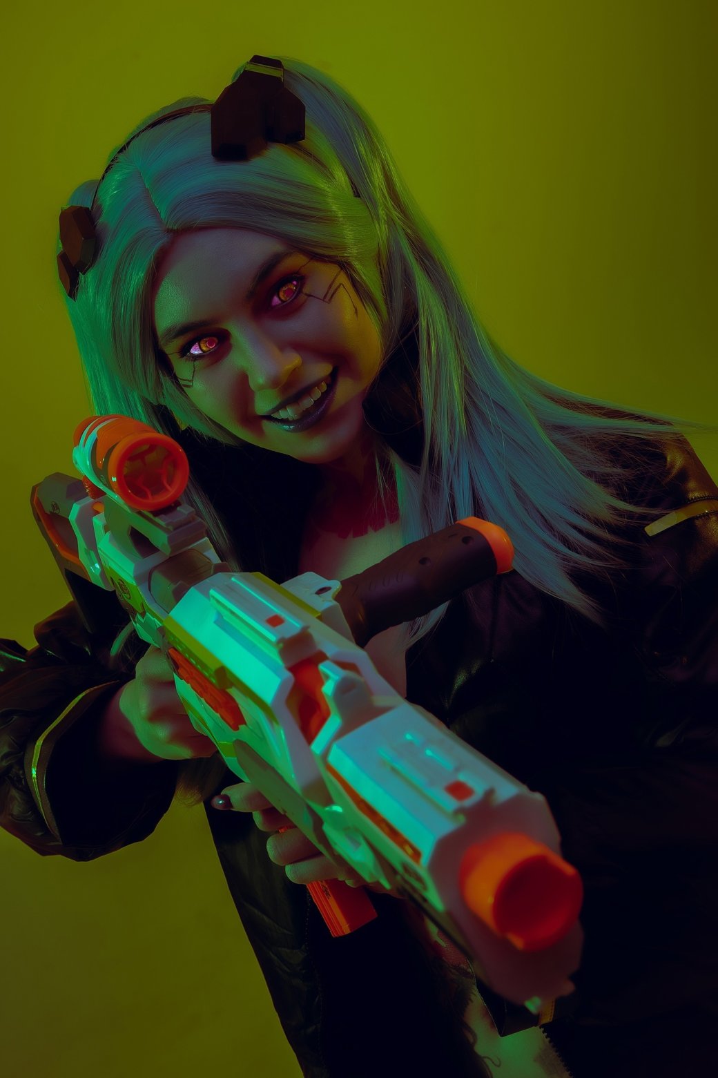 Модель снялась в образе опасной Ребекки из Cyberpunk: Edgerunners — изображение 2