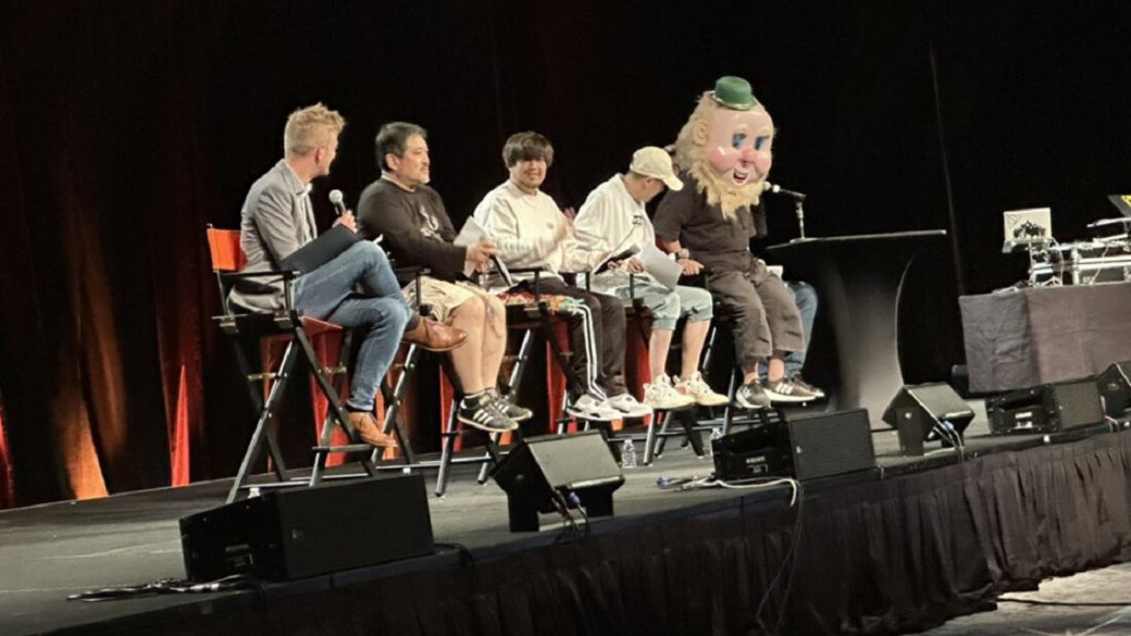 Автор Nier Йоко Таро выступил на Anime Expo 2023 в маске лепрекона — изображение 3