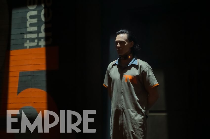 Появился новый кадр сериала «Локи». Там арестованный Бог обмана киновселенной Marvel — фото 1