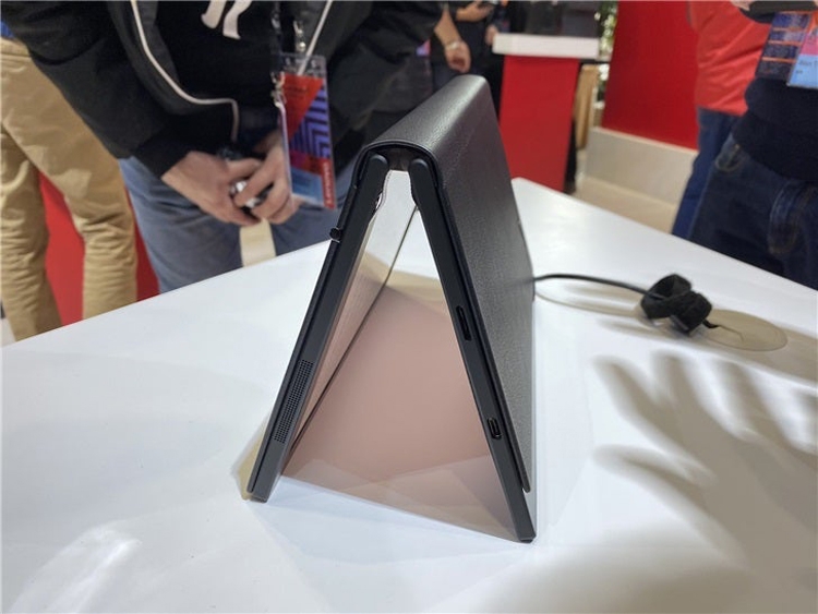 Галерея Lenovo показала ThinkPad X1 — первый в мире ноутбук со складным экраном - 5 фото