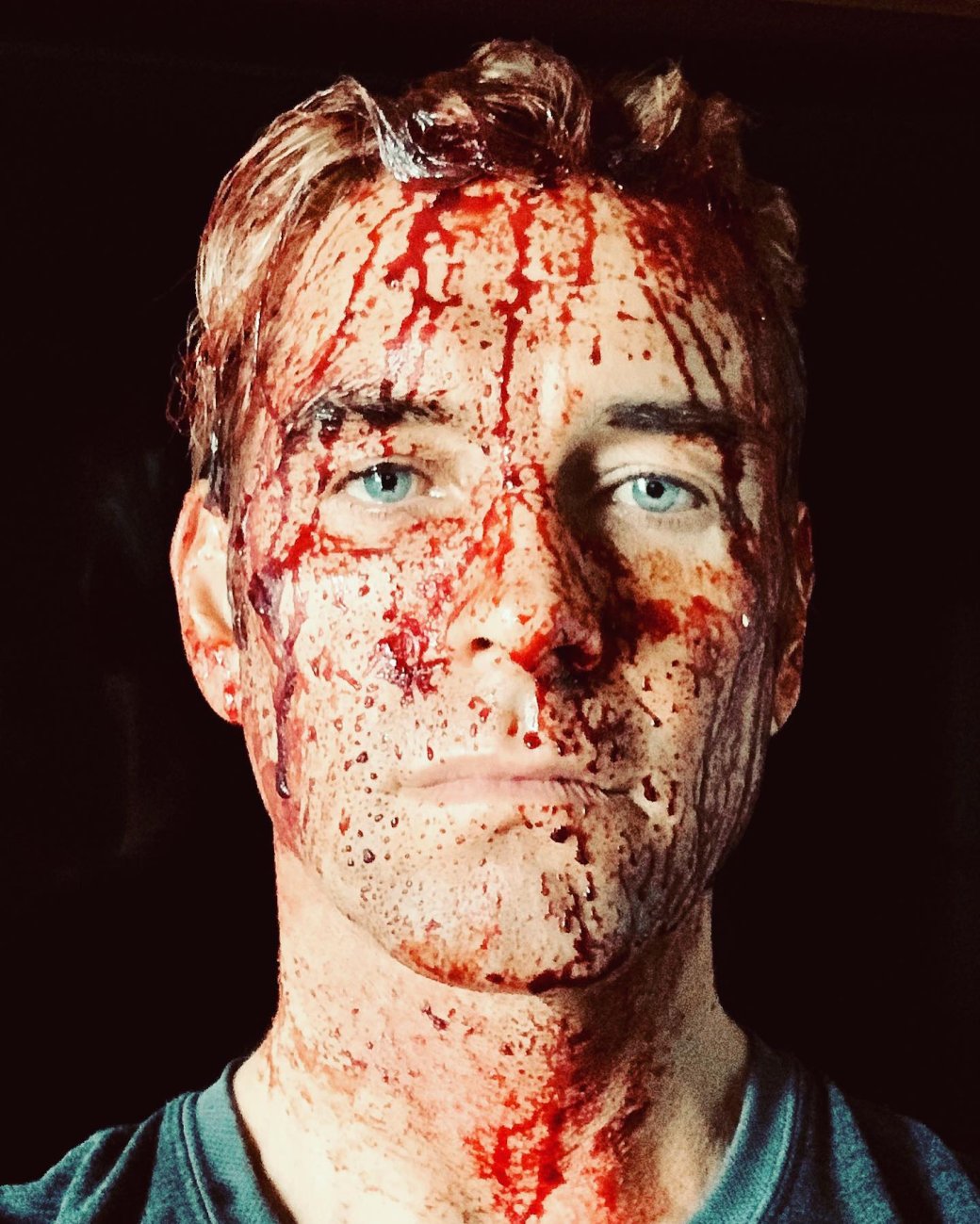Галерея Энтони Старр показал кровавые фото Хоумлендера со съёмок 4 сезона «Пацанов» - 5 фото