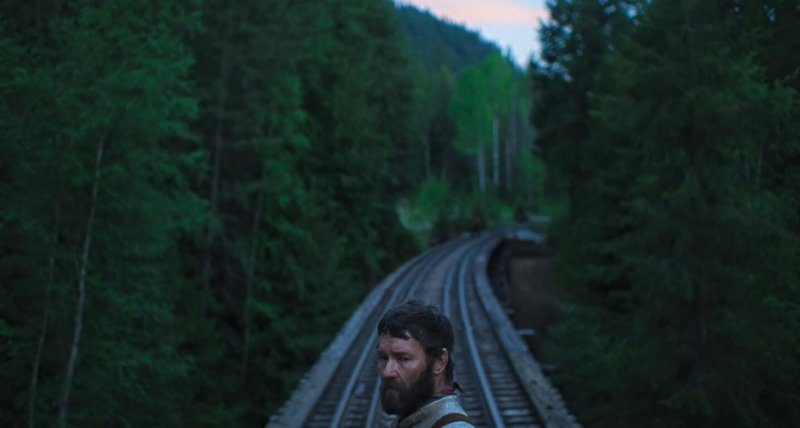 Вышла драма «Сны поездов» с Джоэлом Эдгертоном и Фелисити Джонс - изображение 1