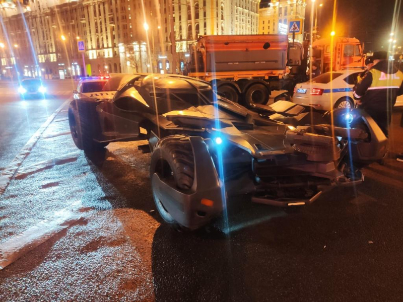 Галерея Полиция Москвы остановила владельца Бэтмобиля и забрала машину - 3 фото