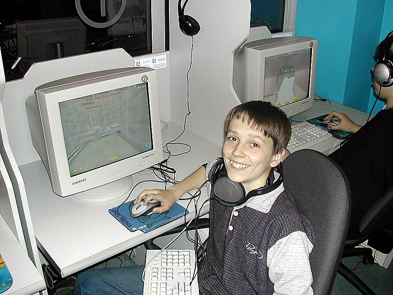 Узнаете этого мальчика? Это же Антон «Cooller» Синьгов — неоднократный победитель самых престижных соревнований по Quake. С 29 июля 2017 года выступает за Natus Vincere в дисциплине Quake: Champions.