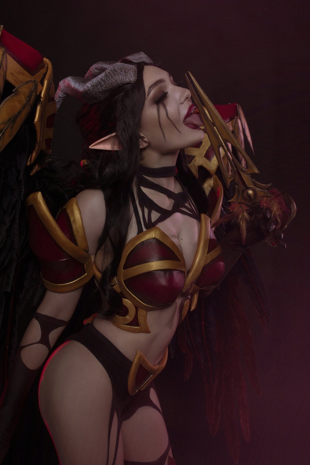 Россиянка показала откровенный косплей на Queen of Pain из Dota 2 — изображение 6