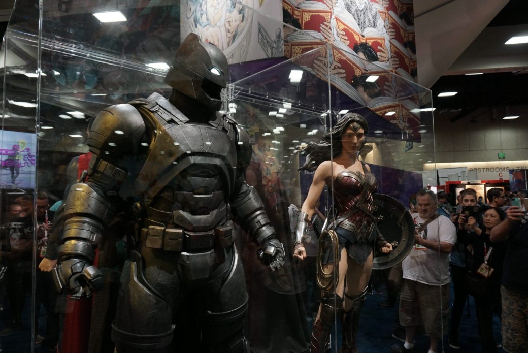 Костюмы, гаджеты и фигурки Бэтмена на Comic-Con 2015 — фото 14