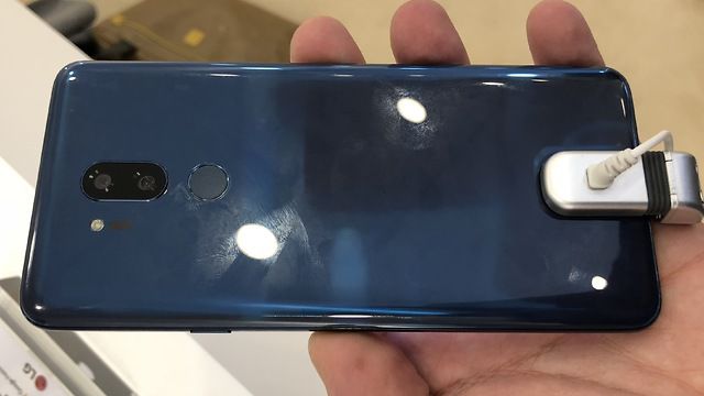 Галерея MWC 2018: LG показала смартфон G7, который тоже копирует iPhone X - 2 фото
